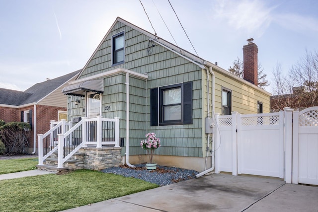 view of front of house with a front yard