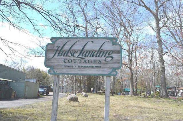 community sign with a yard