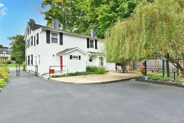 view of front of property featuring a patio area