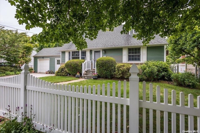 view of front of house featuring a garage and a front yard