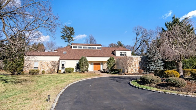 view of front of home with a front lawn