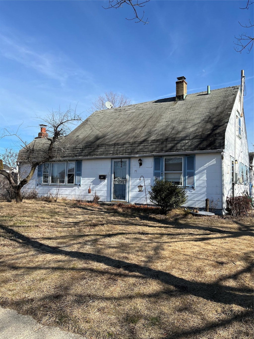 view of front of home featuring a front lawn