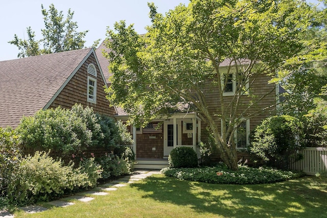 view of front facade with a front lawn