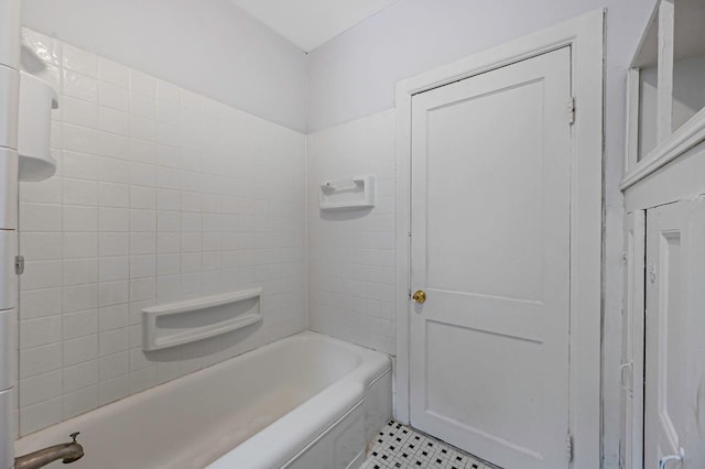 bathroom with tiled shower / bath combo