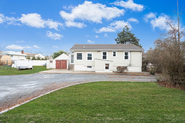 view of front of property featuring a front yard