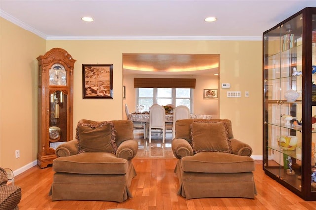 living area featuring crown molding, light wood-style floors, baseboards, and recessed lighting
