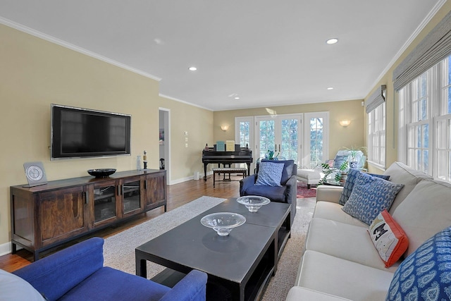 living area featuring crown molding, baseboards, wood finished floors, and recessed lighting