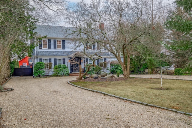 colonial house featuring a front yard