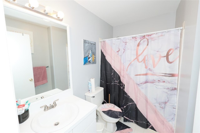 bathroom featuring a shower with curtain, vanity, and toilet