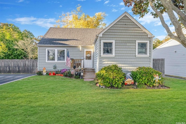 view of front of property featuring a front yard