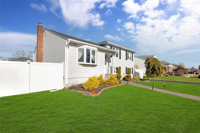 view of front of property featuring a front lawn