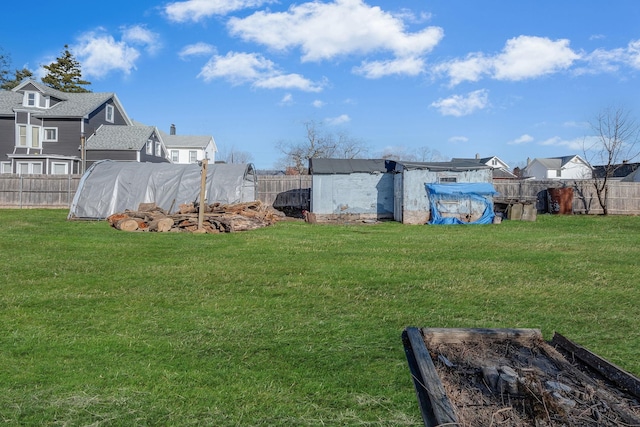 view of yard featuring an outdoor structure