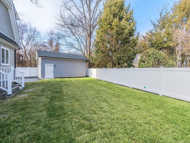 view of yard with an outdoor structure