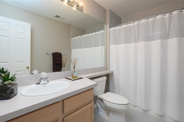 full bath featuring tile patterned flooring, toilet, vanity, visible vents, and a shower with curtain