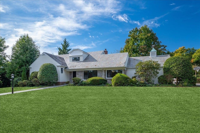 view of front of property featuring a front yard