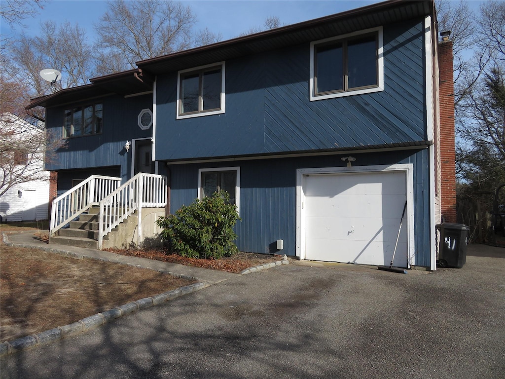 view of front of house featuring a garage