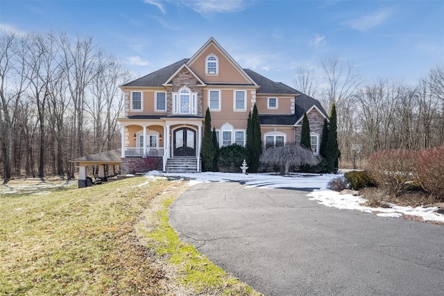 view of front of property with a front yard