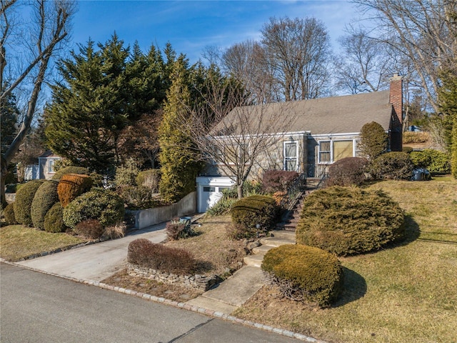 view of front of property featuring a front yard