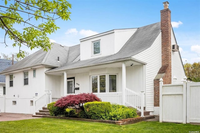 view of front facade featuring a front yard