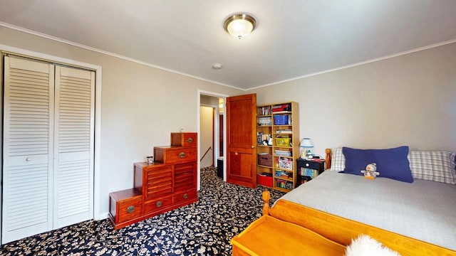 carpeted bedroom with crown molding and a closet