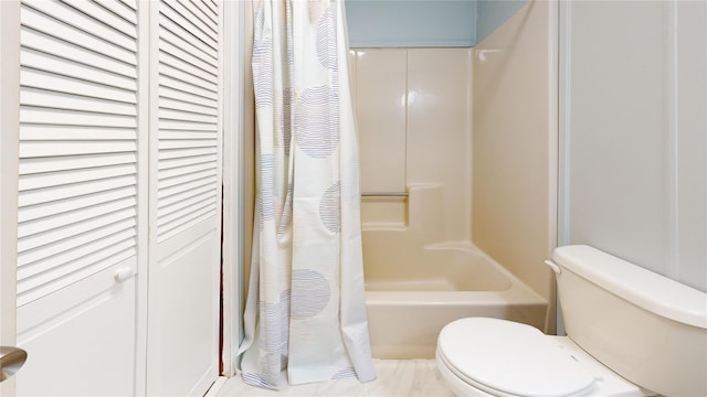 full bath with toilet and shower / bathtub combination with curtain