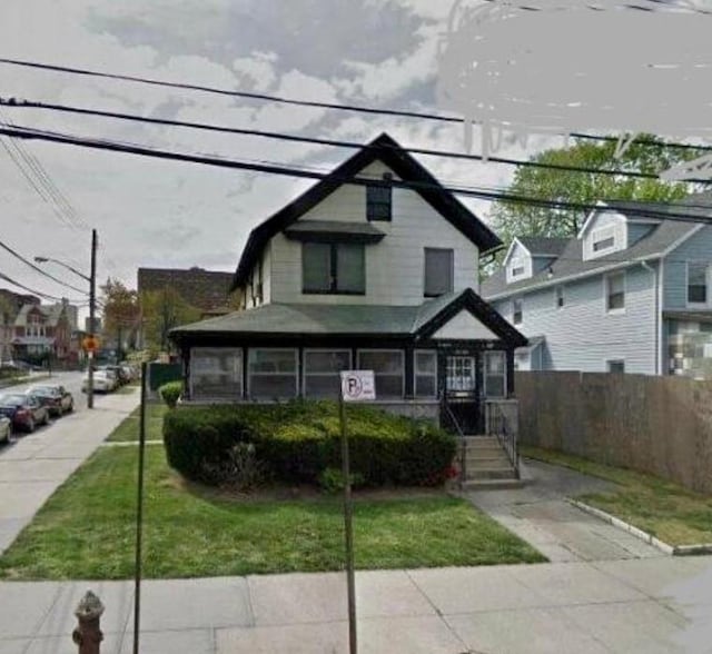 view of front of house featuring a front yard