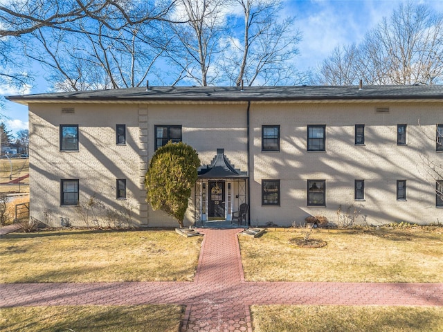 view of front of home featuring a front lawn