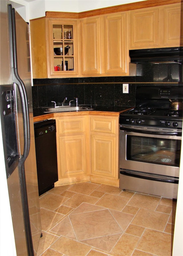 kitchen with stainless steel appliances, sink, and backsplash