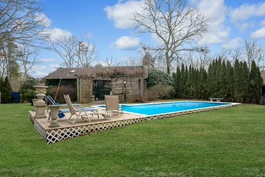 view of swimming pool featuring a yard