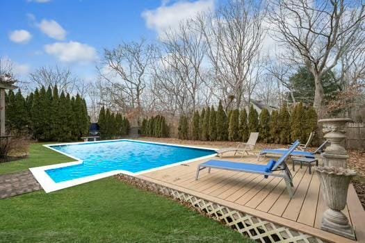 view of swimming pool featuring a yard