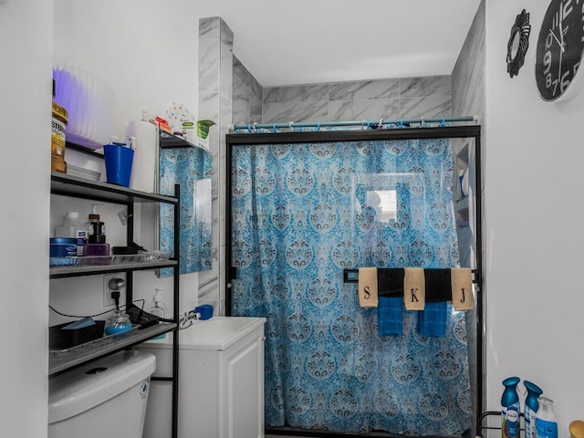 bathroom featuring a tile shower and toilet