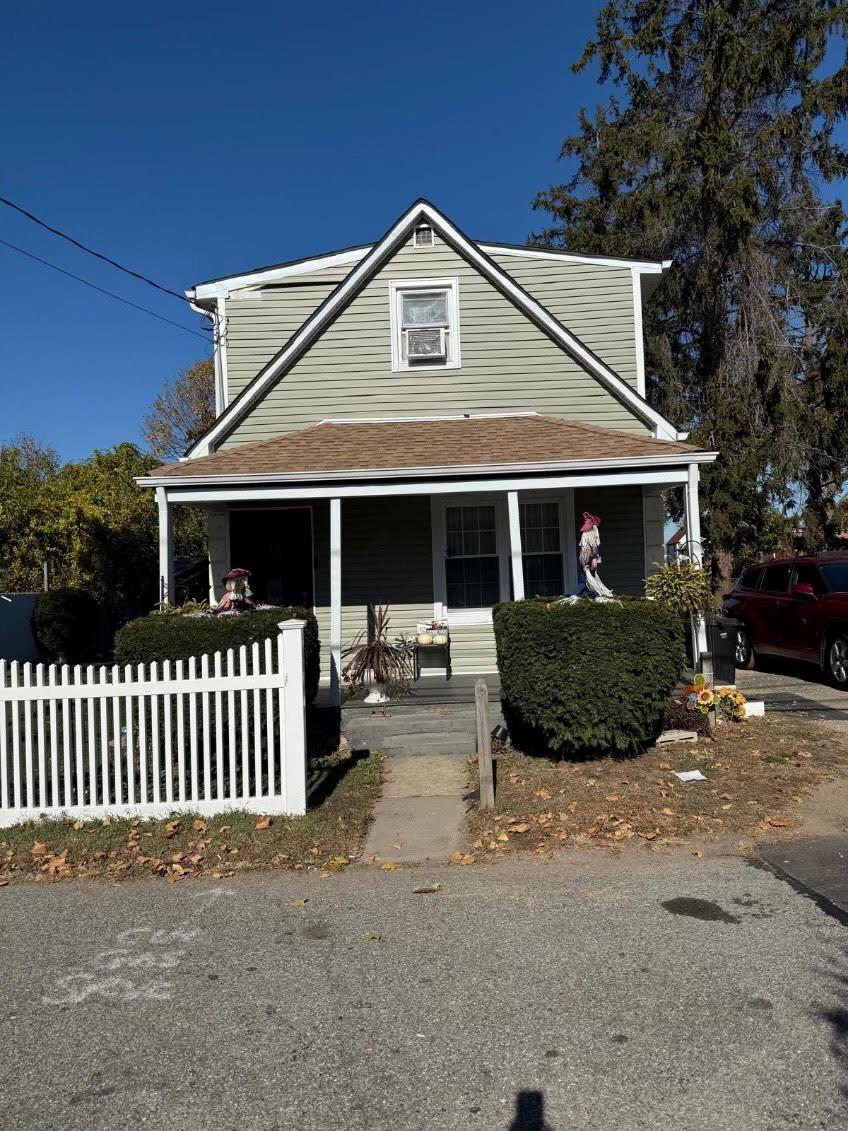 view of front facade with covered porch