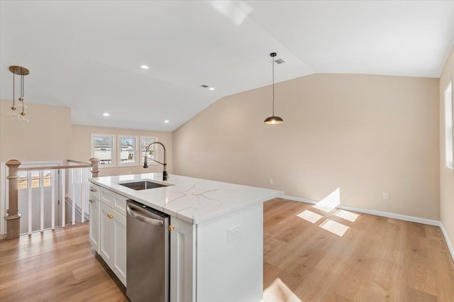 kitchen with light wood-style flooring, a kitchen island with sink, a sink, vaulted ceiling, and dishwasher