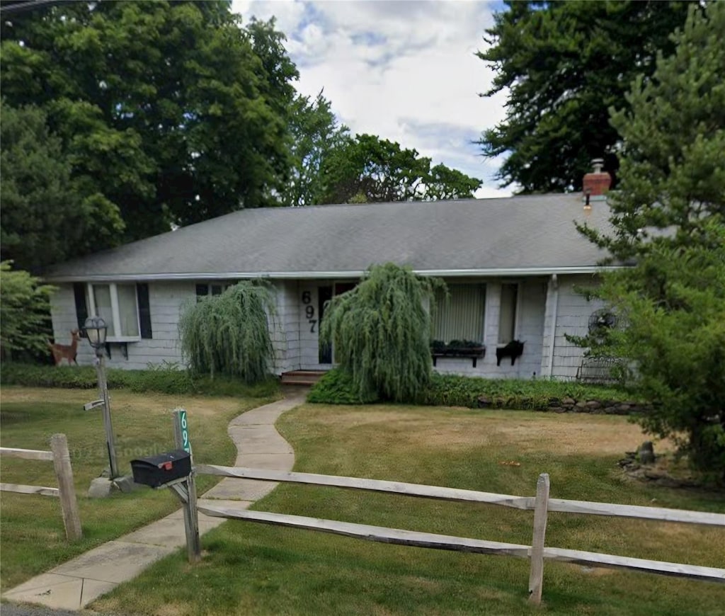 single story home with a front lawn