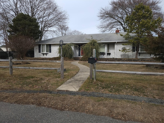 ranch-style house featuring a front yard