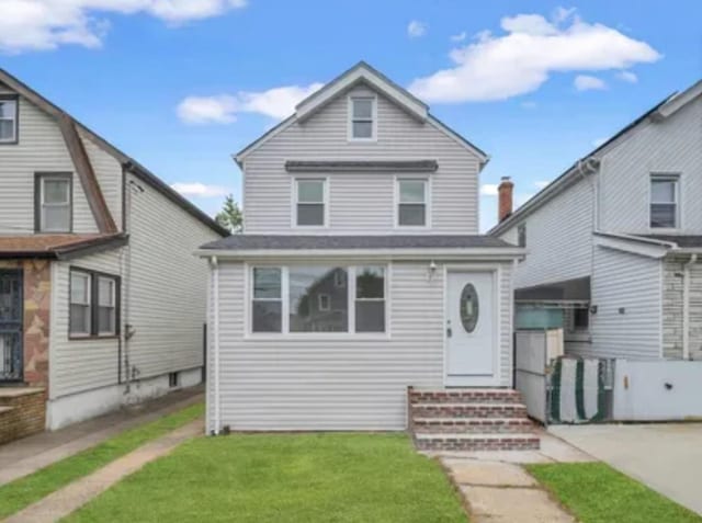 view of front facade with a front yard