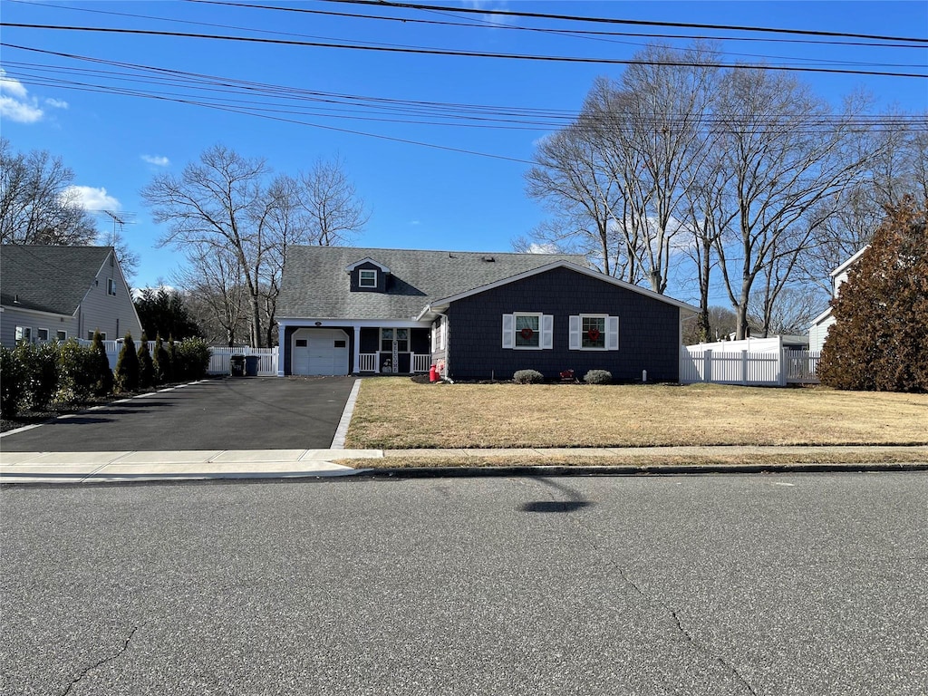 view of front of house featuring a garage and a front yard