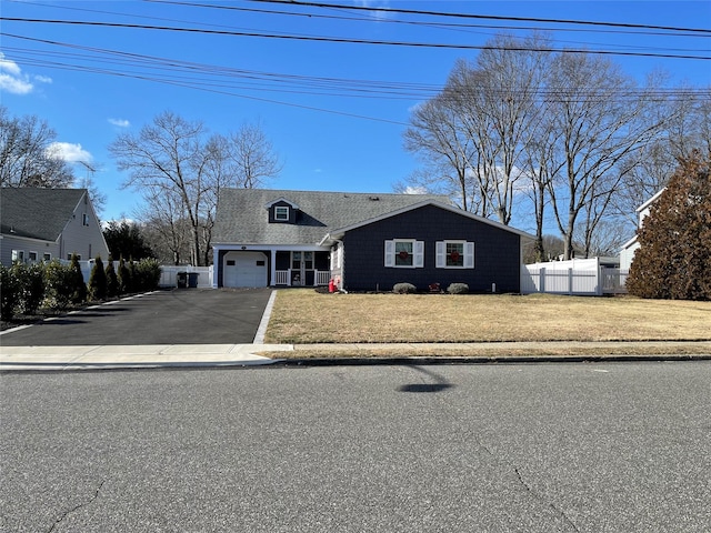 view of front of house featuring a garage and a front yard