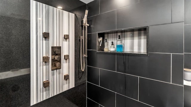 bathroom featuring a tile shower