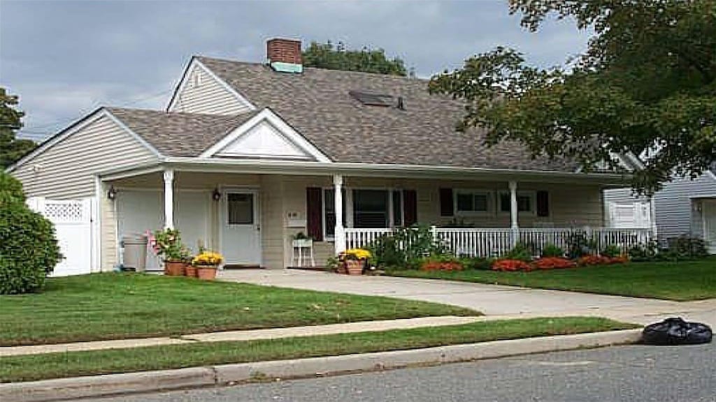 view of front facade with a front lawn and covered porch