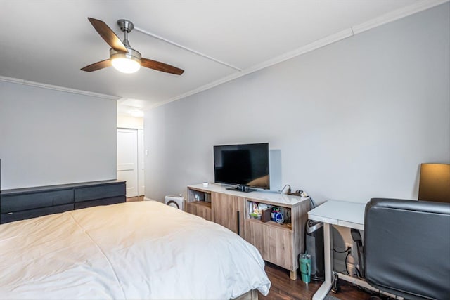 bedroom featuring crown molding, dark hardwood / wood-style floors, and ceiling fan