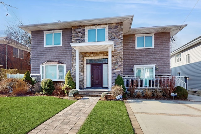 view of front of property featuring a front lawn