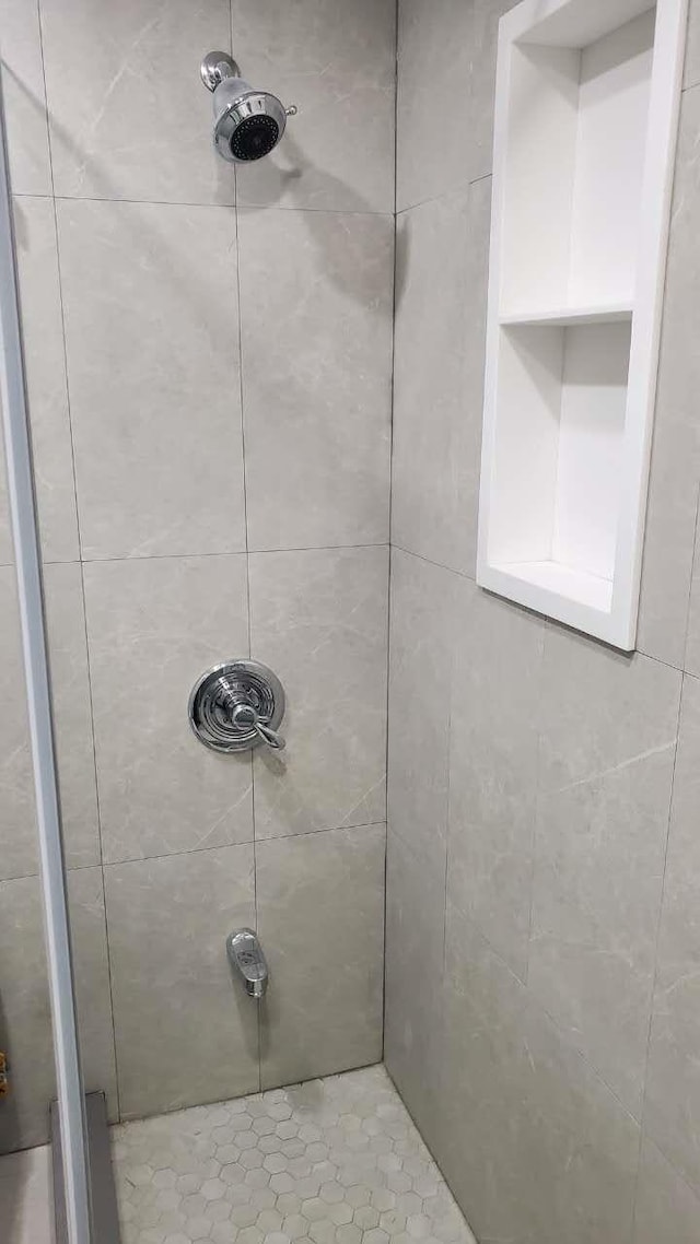 bathroom featuring tiled shower