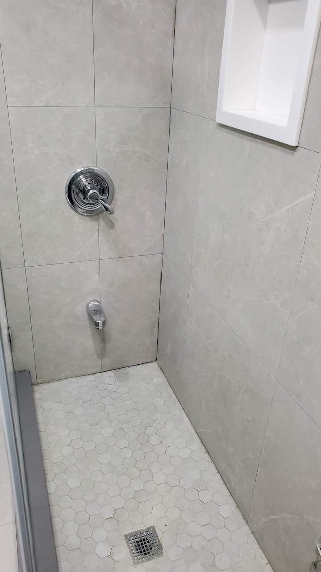 bathroom featuring tiled shower