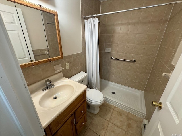 bathroom featuring vanity, toilet, curtained shower, and backsplash