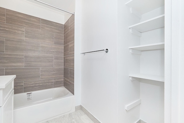 bathroom featuring tiled shower / bath combo