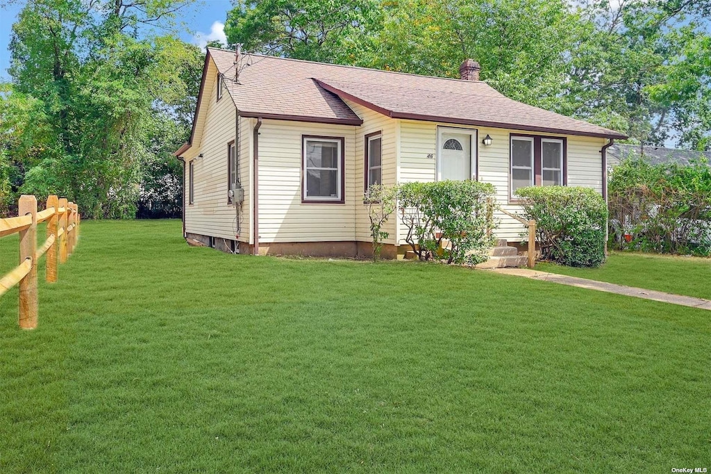 view of front of home featuring a front yard