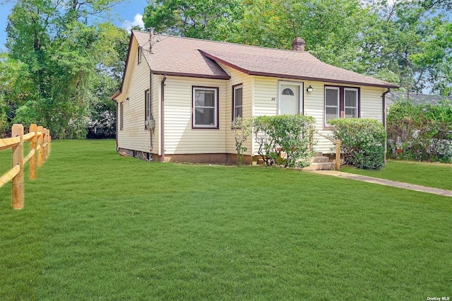 view of front of home featuring a front yard