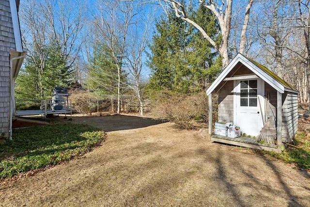 view of yard featuring a storage unit