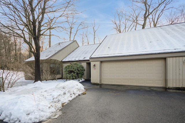 view of front facade featuring a garage and driveway